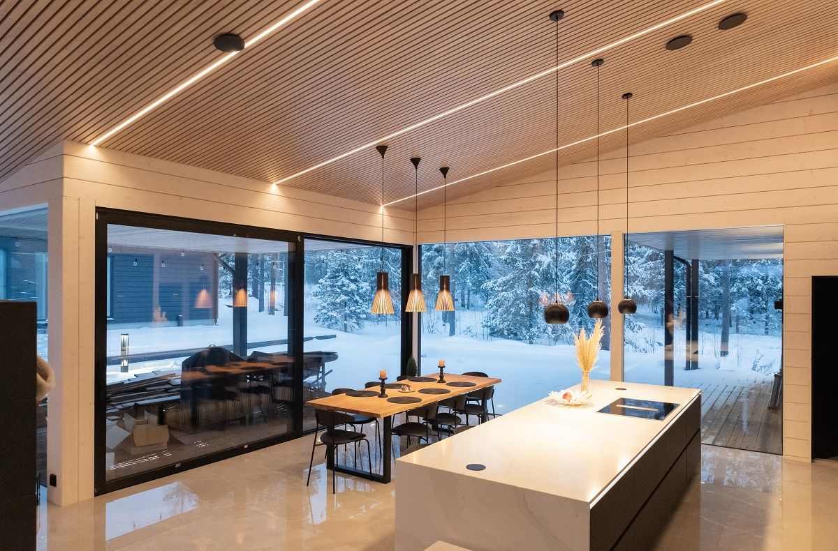 Illuminazione a strisce LED tra i listelli come illuminazione generale in una cucina alta